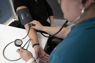 En 2022, ce sont les individus qui ont le plus fortement participé au financement du système de santé, assurant 60% des coûts. Cela équivaut à 526 francs par personne et par mois. L'Etat a lui contribué à hauteur de 32%, alors que la part des entreprises s'est élevée à 5%. (Photo symbolique) KEYSTONE/CHRISTIAN BEUTLER
